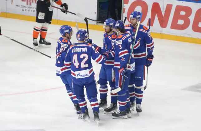 «Амур» вырывает победу у СКА в послематчевых буллитах.