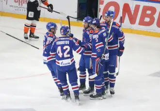 «Салават Юлаев» переигрывает СКА в упорном матче.